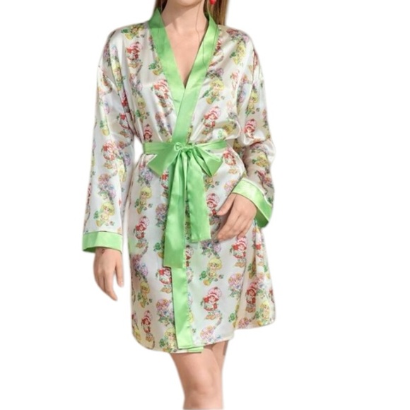 Strawberry Shortcake Women's Printed Comfortable Robe and Matching Slipper Set - Picture 2 of 5